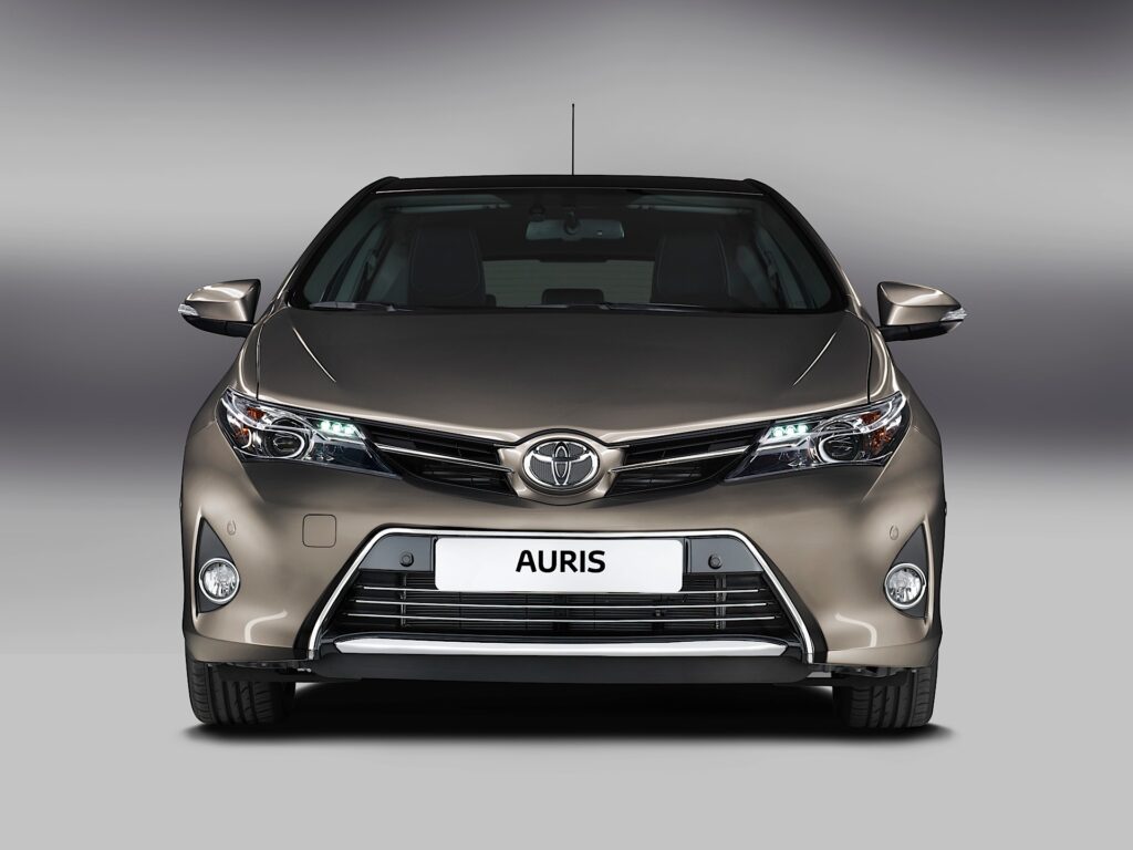 TOYOTA Auris 5 drzwiowe 2013-2015