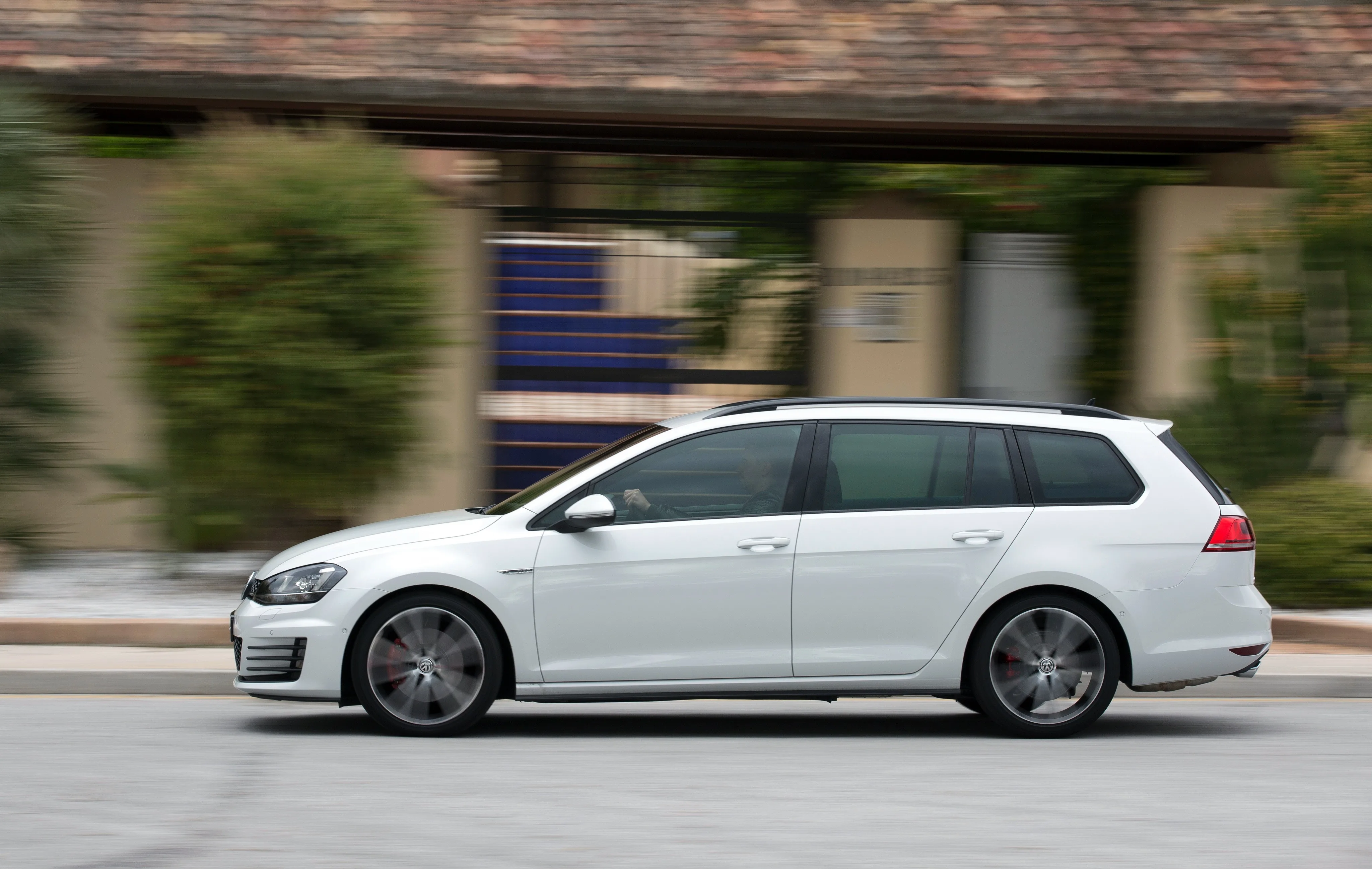 VOLKSWAGEN-Golf-GTD-Variant-5438_16.jpg