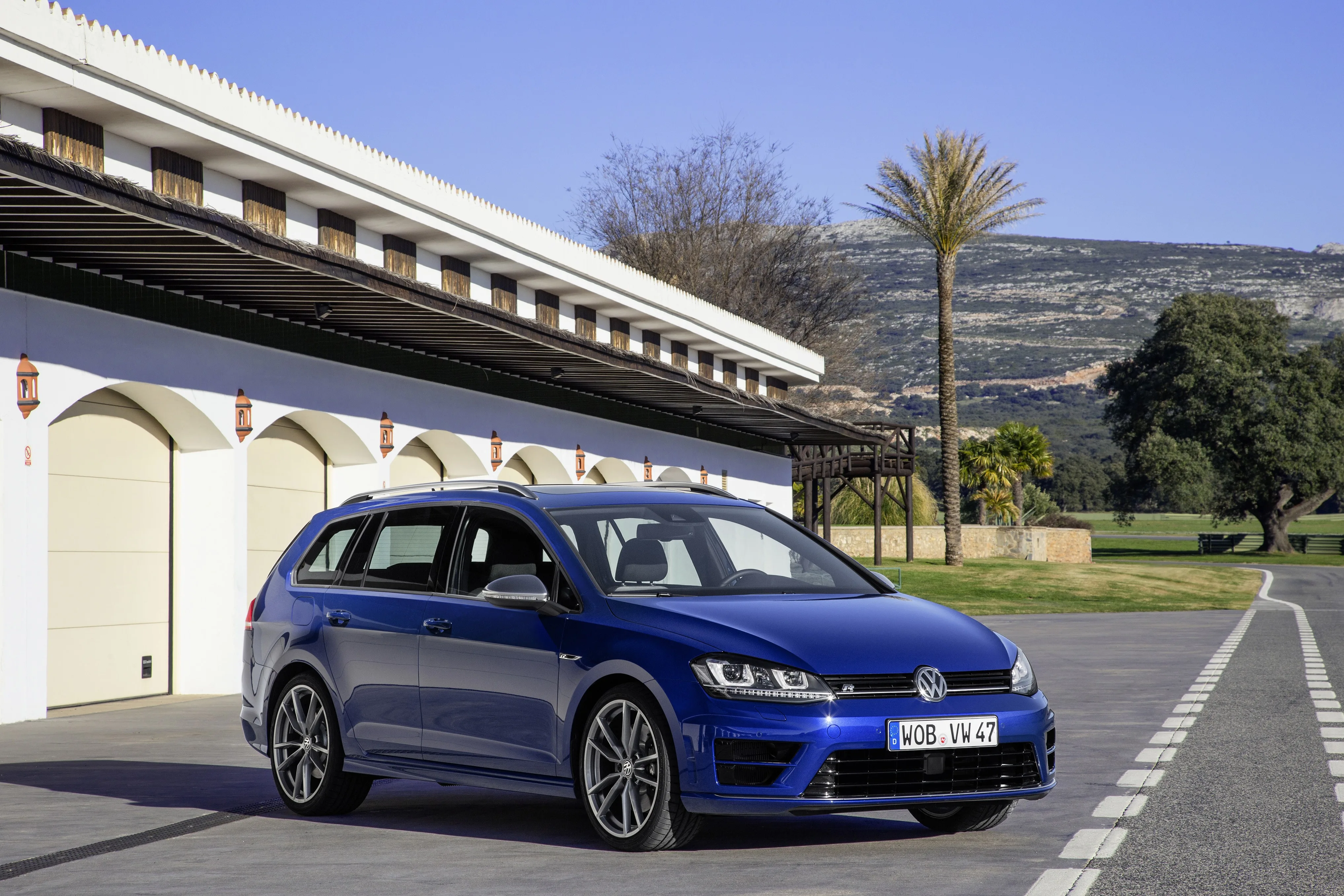 VOLKSWAGEN-Golf-R-Variant-5437_10.jpg