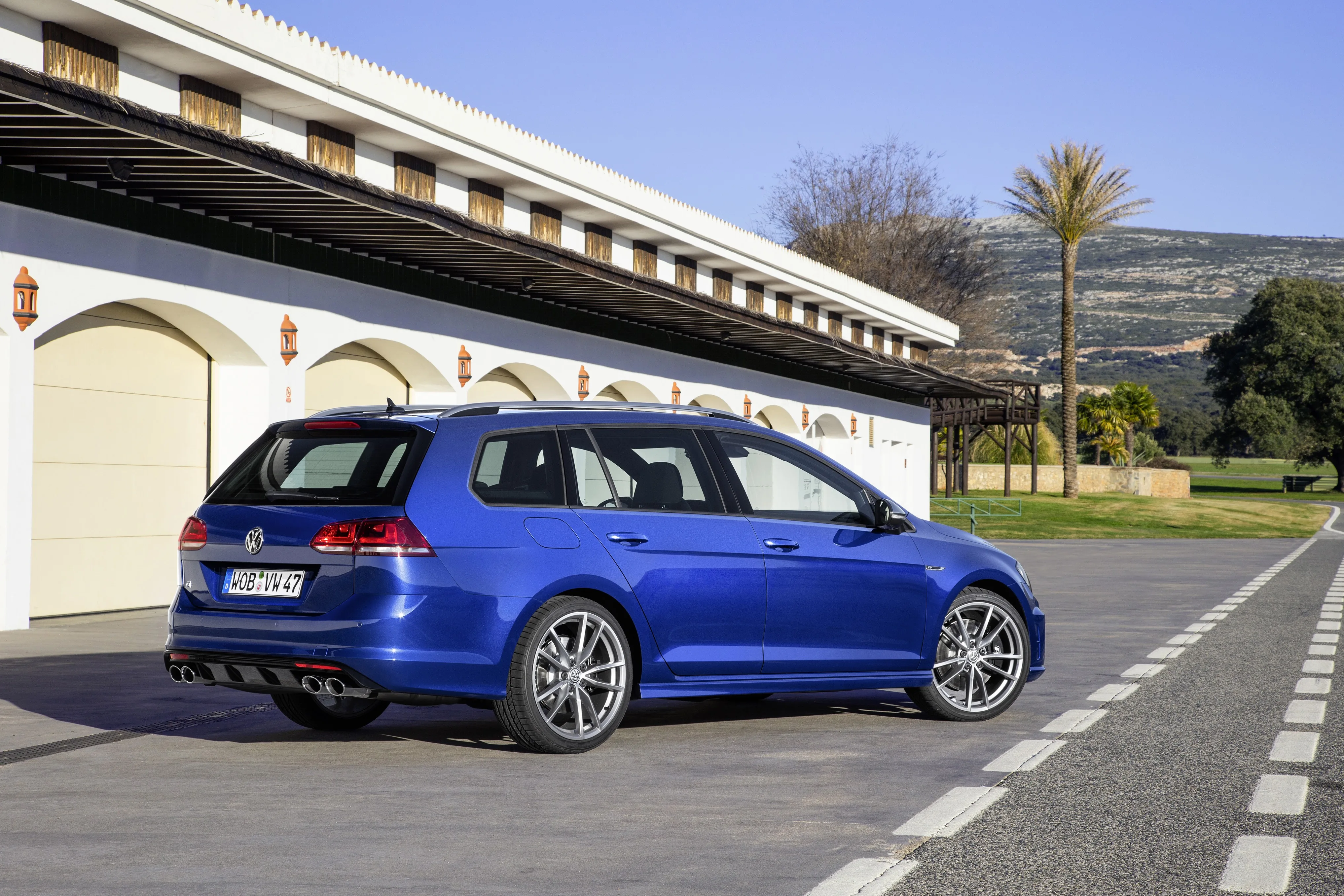 VOLKSWAGEN-Golf-R-Variant-5437_11.jpg