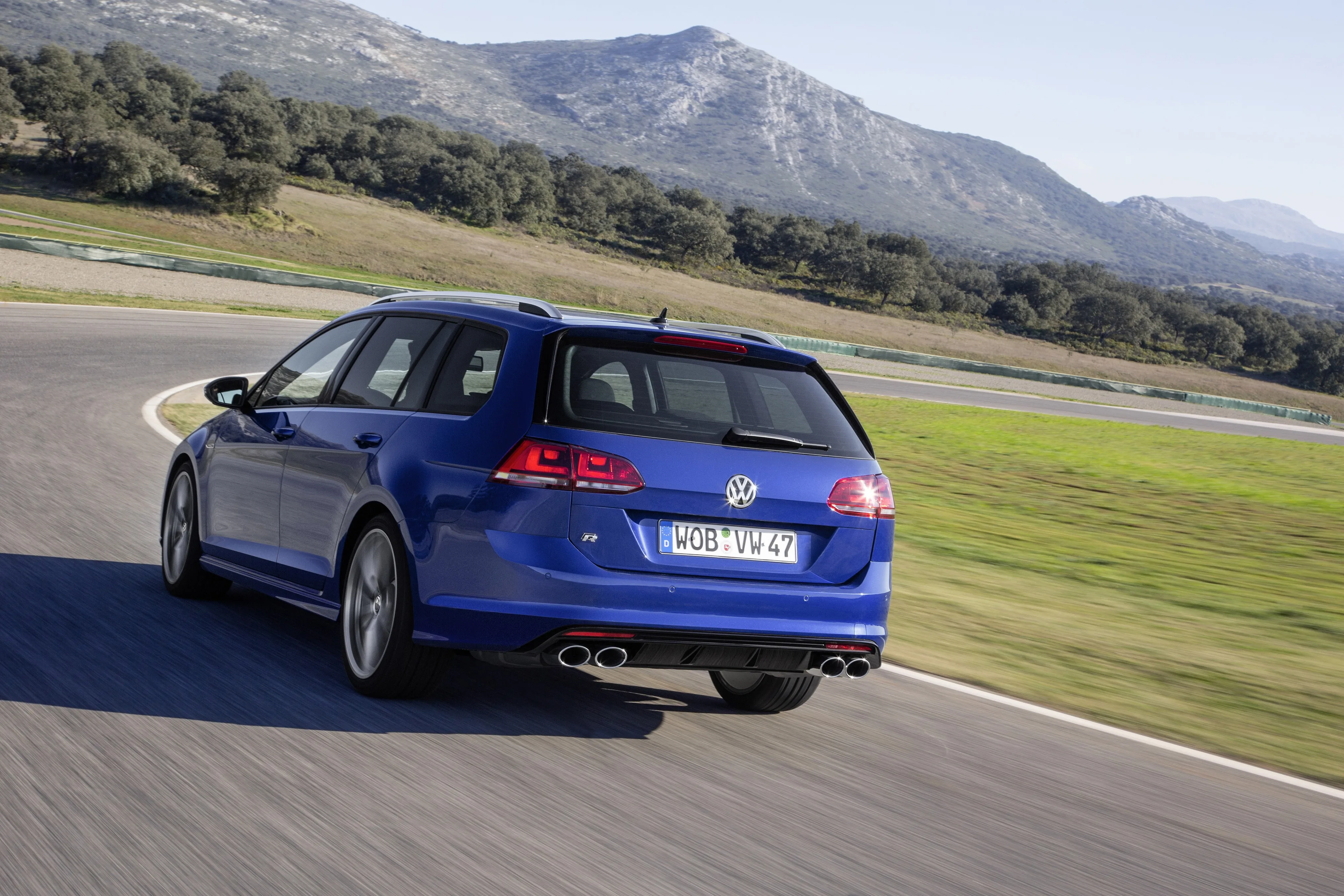 VOLKSWAGEN-Golf-R-Variant-5437_12.jpg