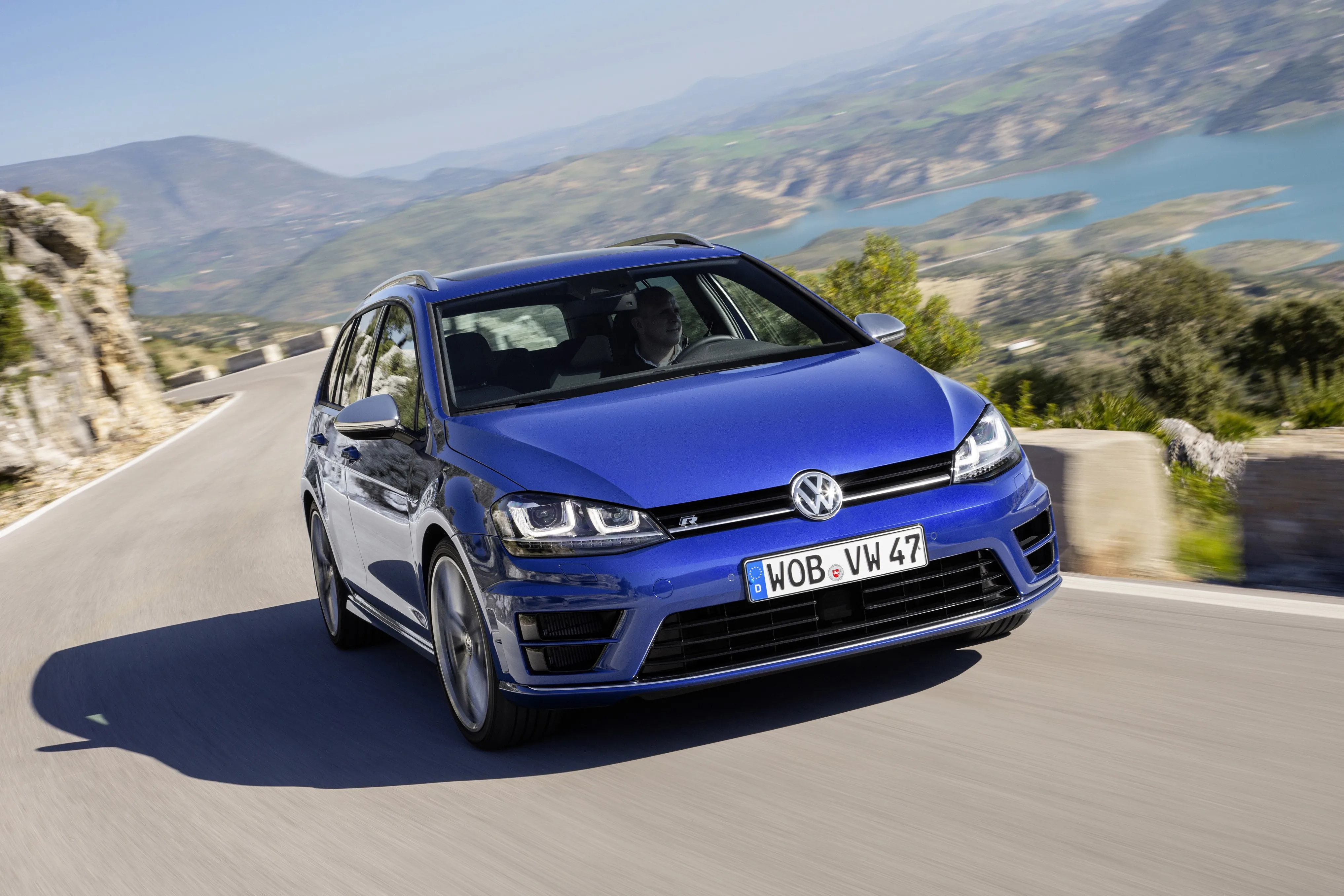 VOLKSWAGEN-Golf-R-Variant-5437_13.jpg