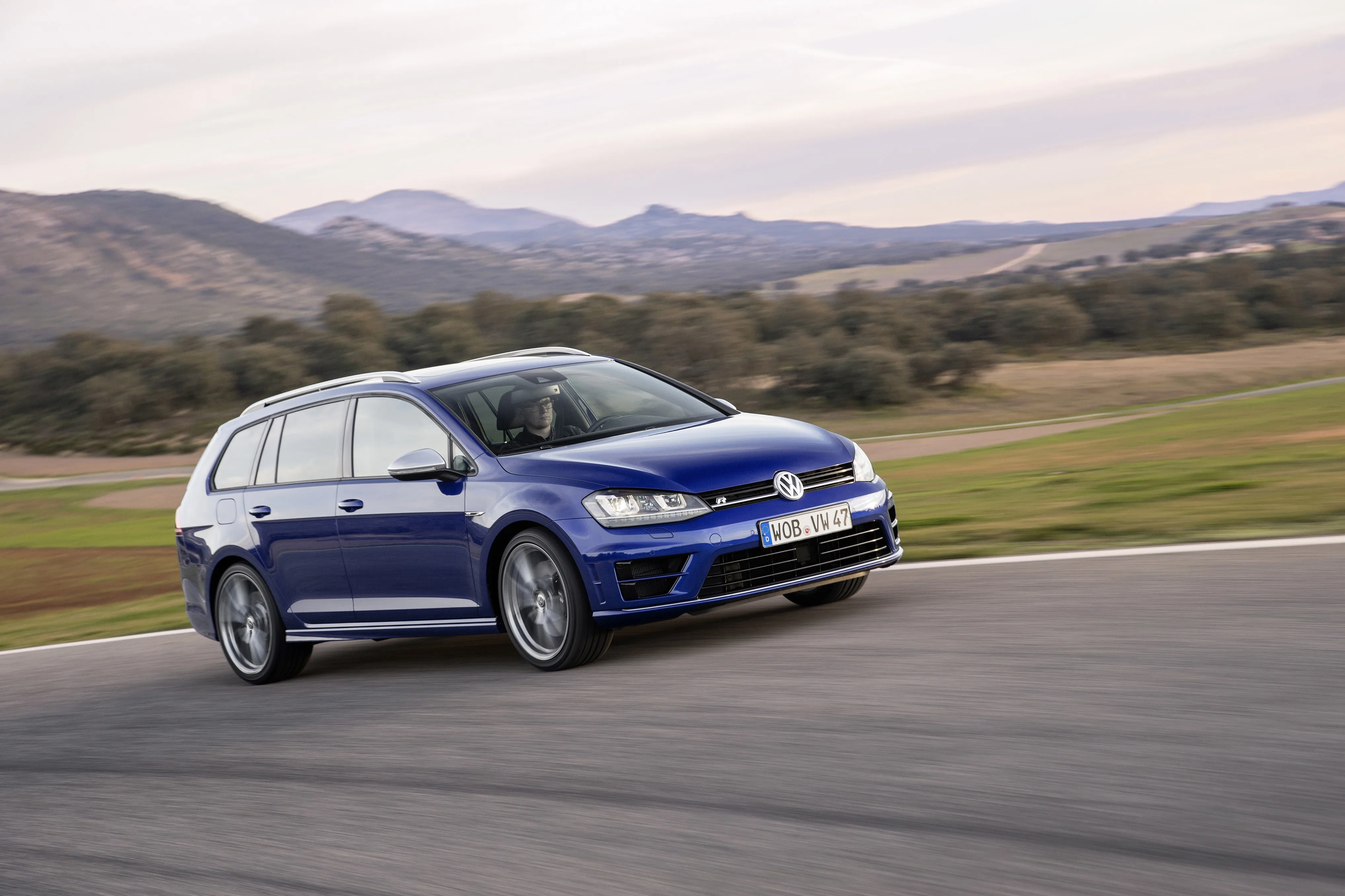 VOLKSWAGEN-Golf-R-Variant-5437_14.jpg