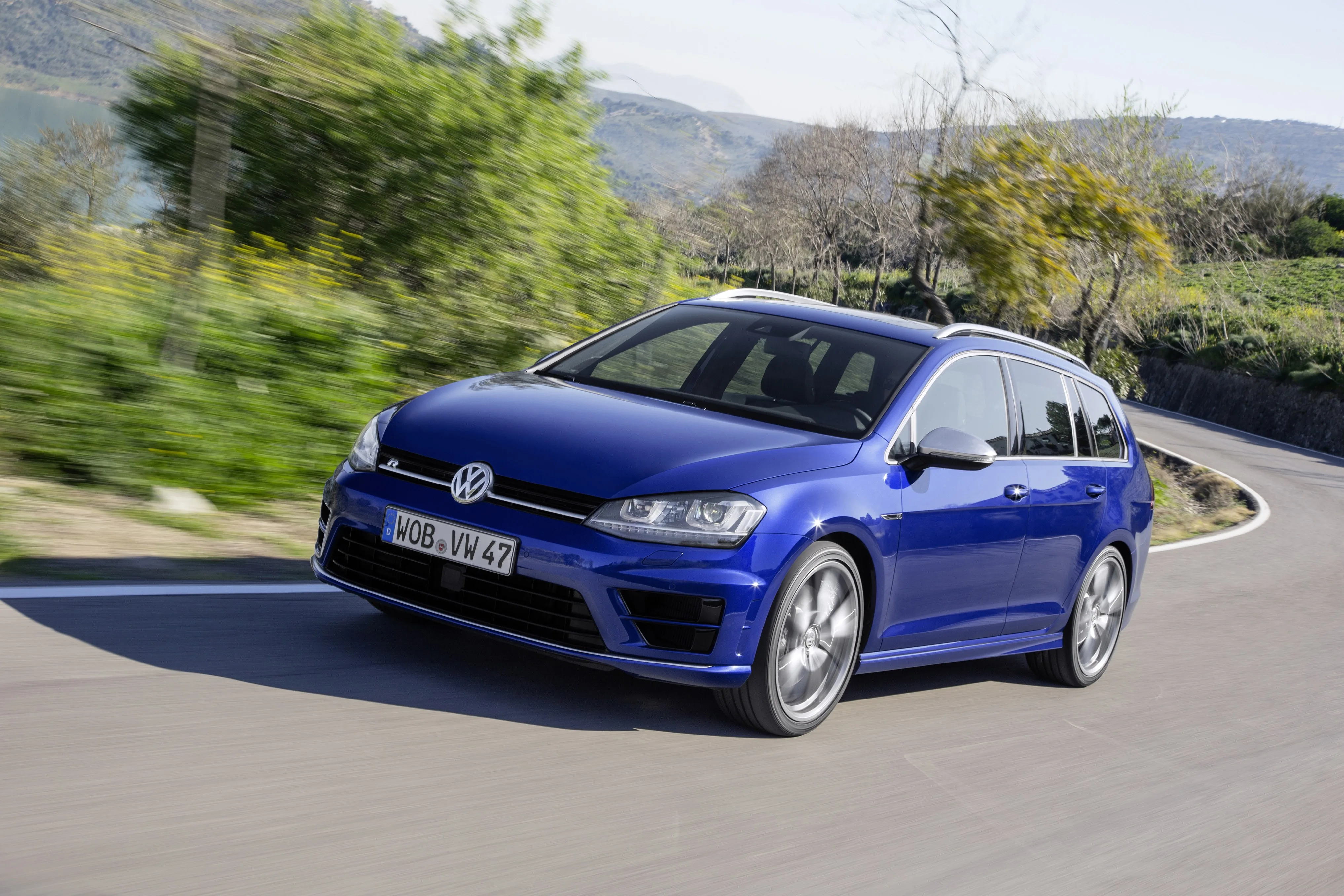 VOLKSWAGEN-Golf-R-Variant-5437_15.jpg
