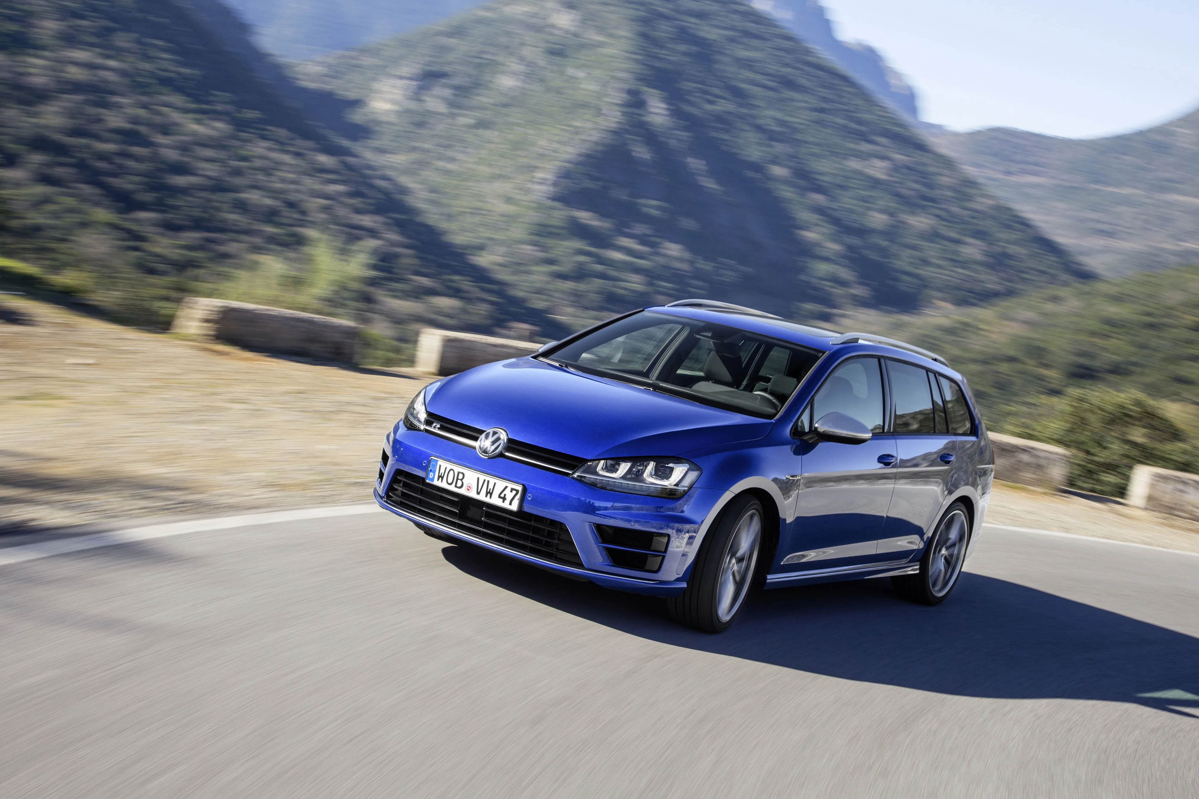 VOLKSWAGEN-Golf-R-Variant-5437_16.jpg