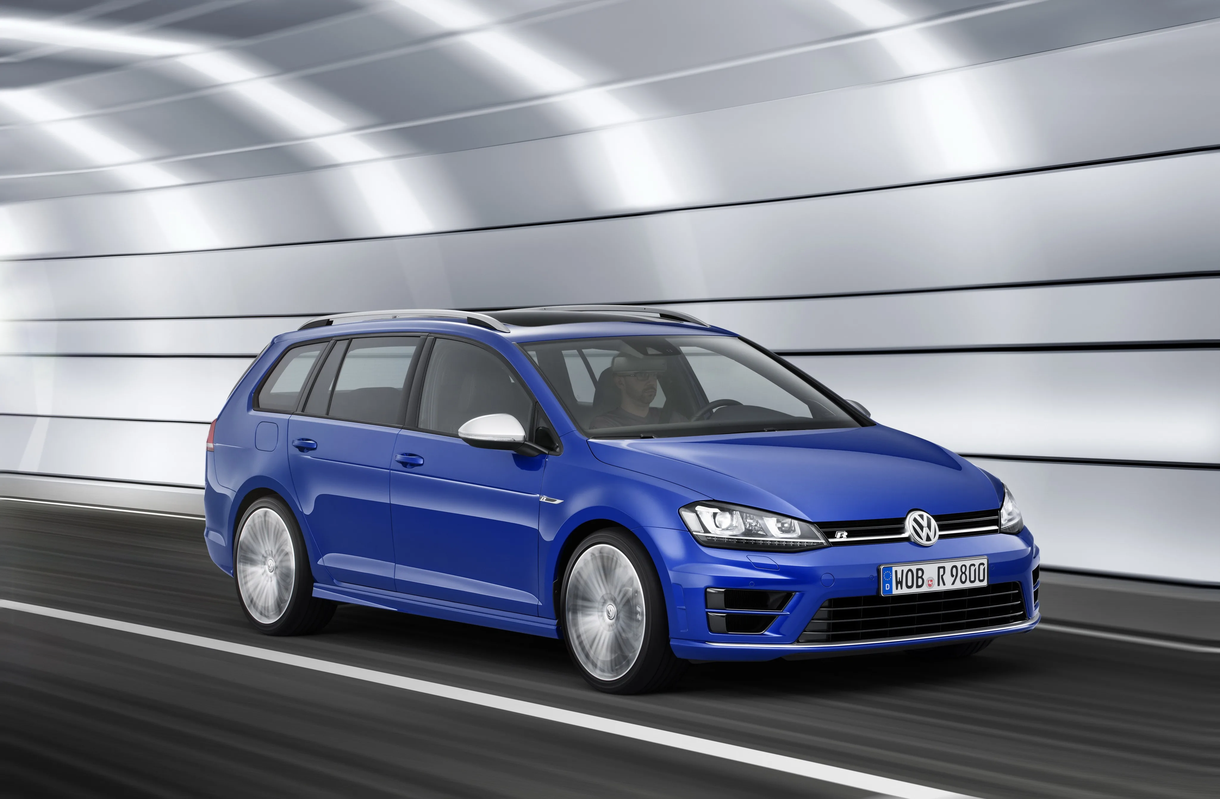 VOLKSWAGEN-Golf-R-Variant-5437_17.jpg