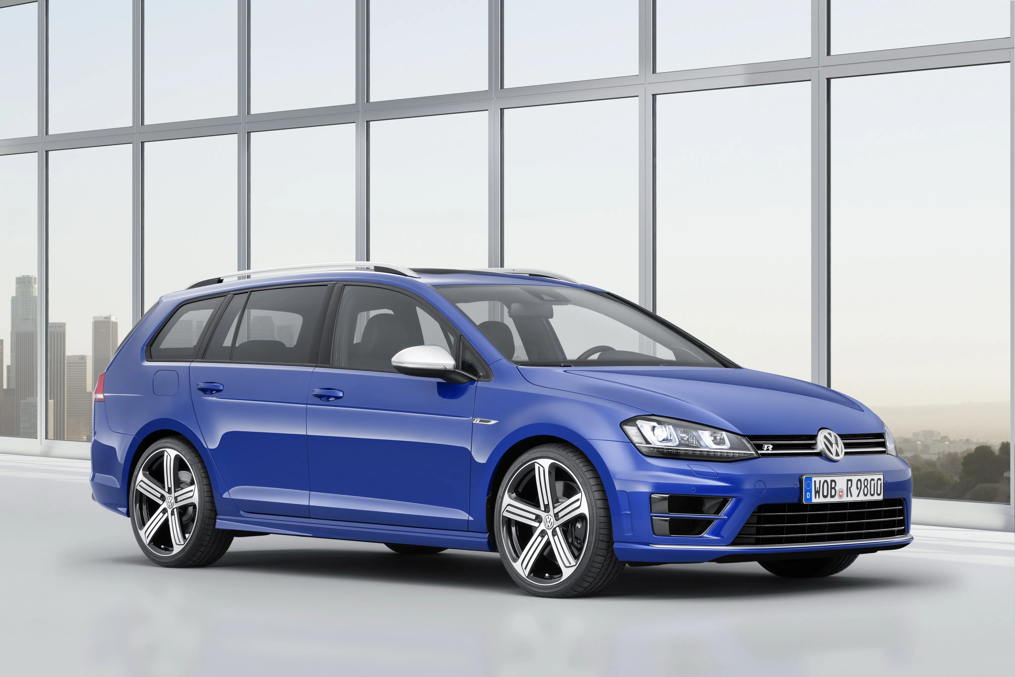 VOLKSWAGEN-Golf-R-Variant-5437_18.jpg