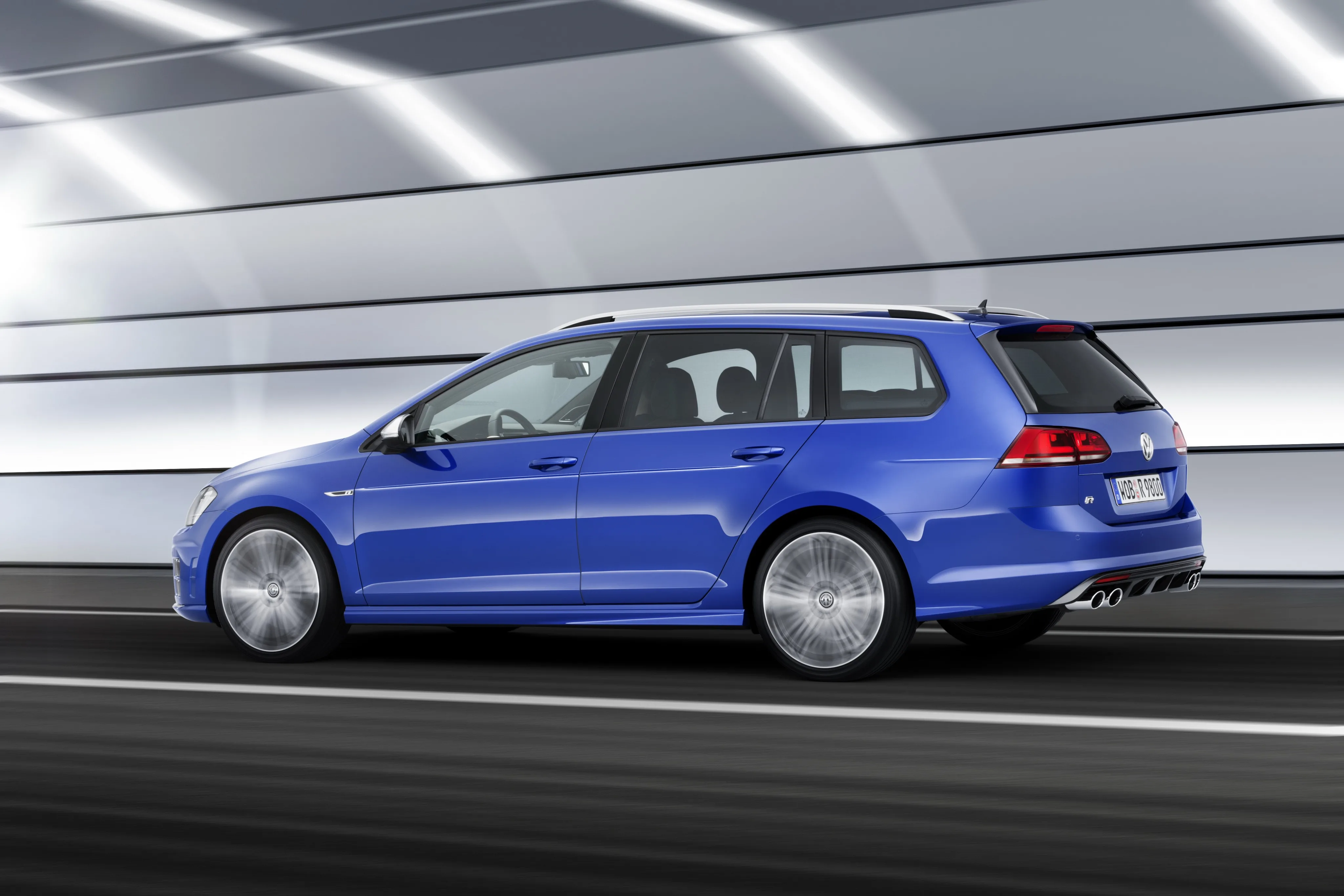 VOLKSWAGEN-Golf-R-Variant-5437_22.jpg