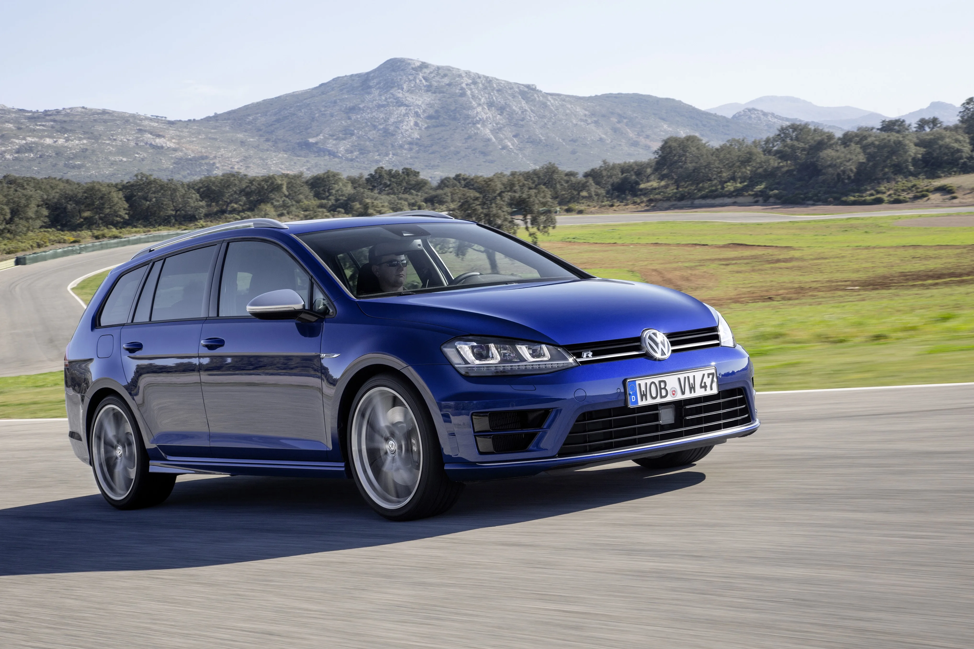 VOLKSWAGEN-Golf-R-Variant-5437_7.jpg