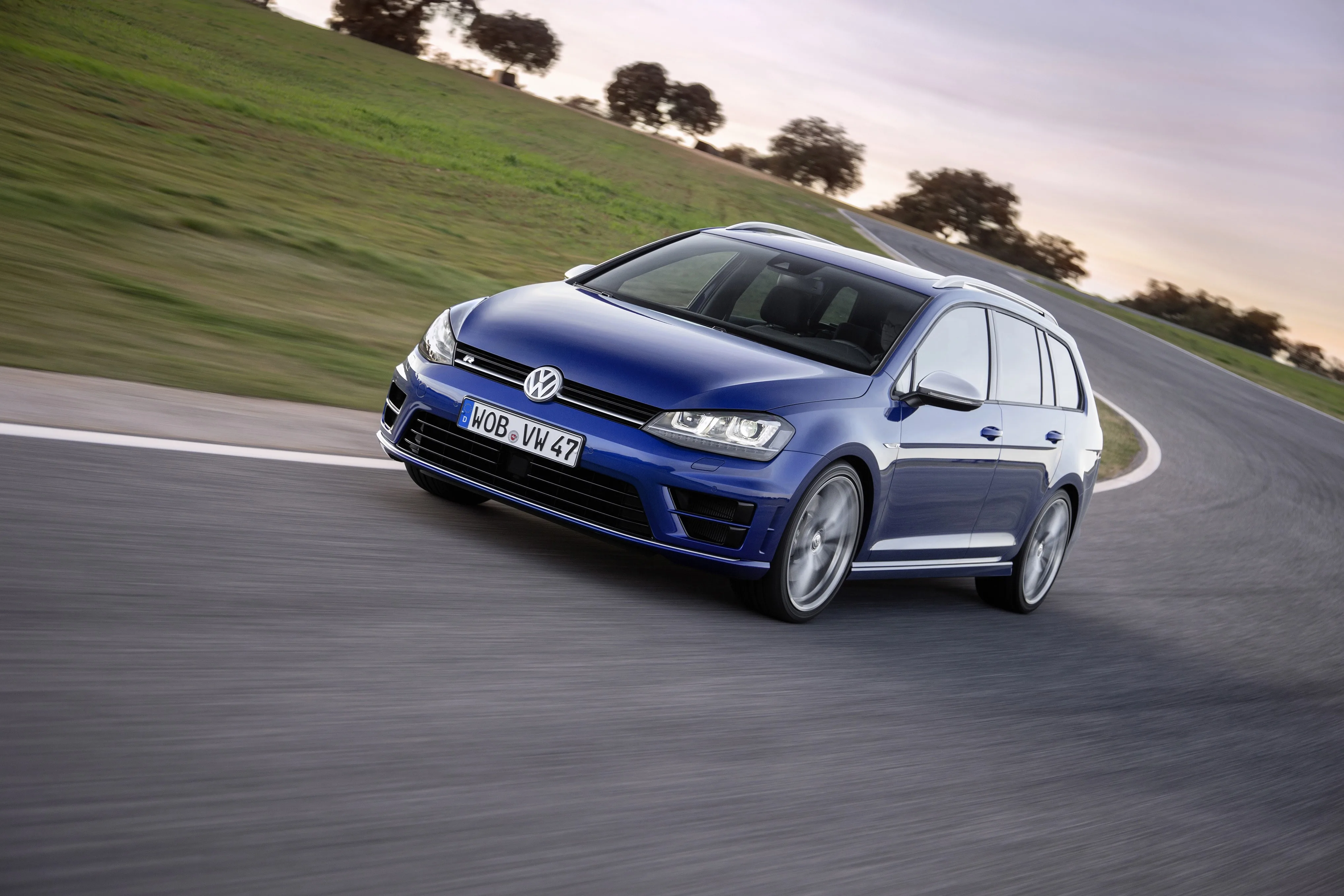 VOLKSWAGEN-Golf-R-Variant-5437_8.jpg