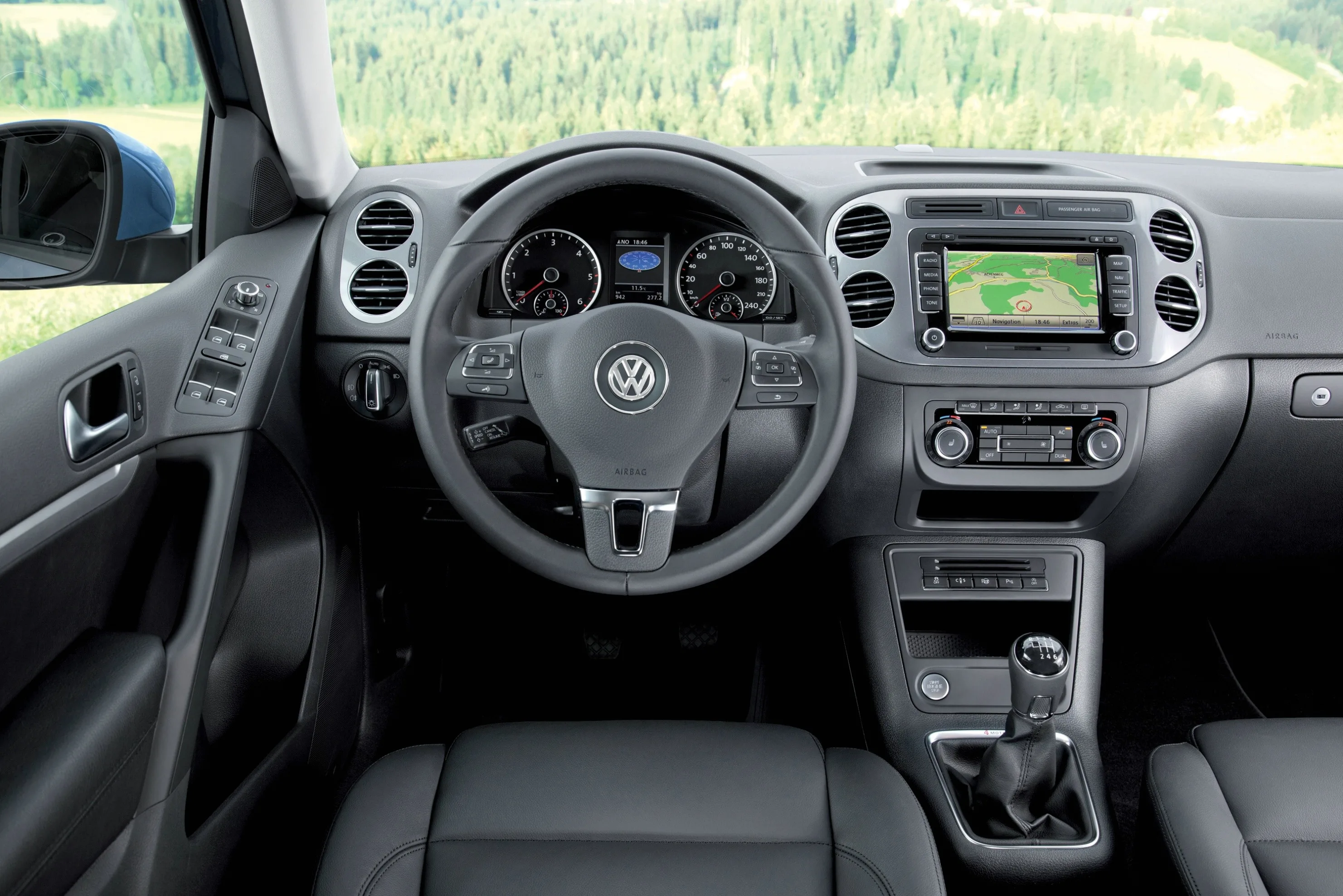 VOLKSWAGEN-Tiguan-4339_27.jpg