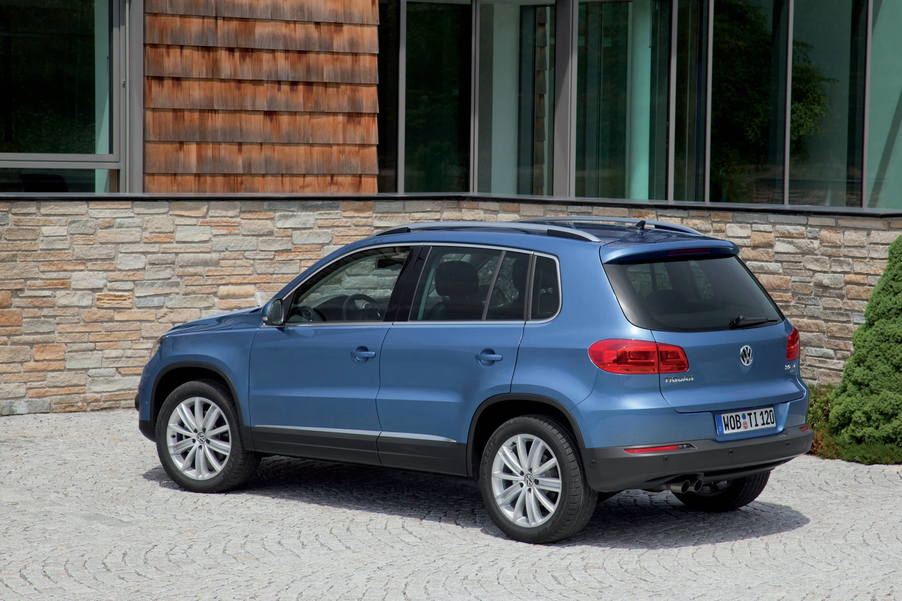 VOLKSWAGEN-Tiguan-4339_46-1.jpg
