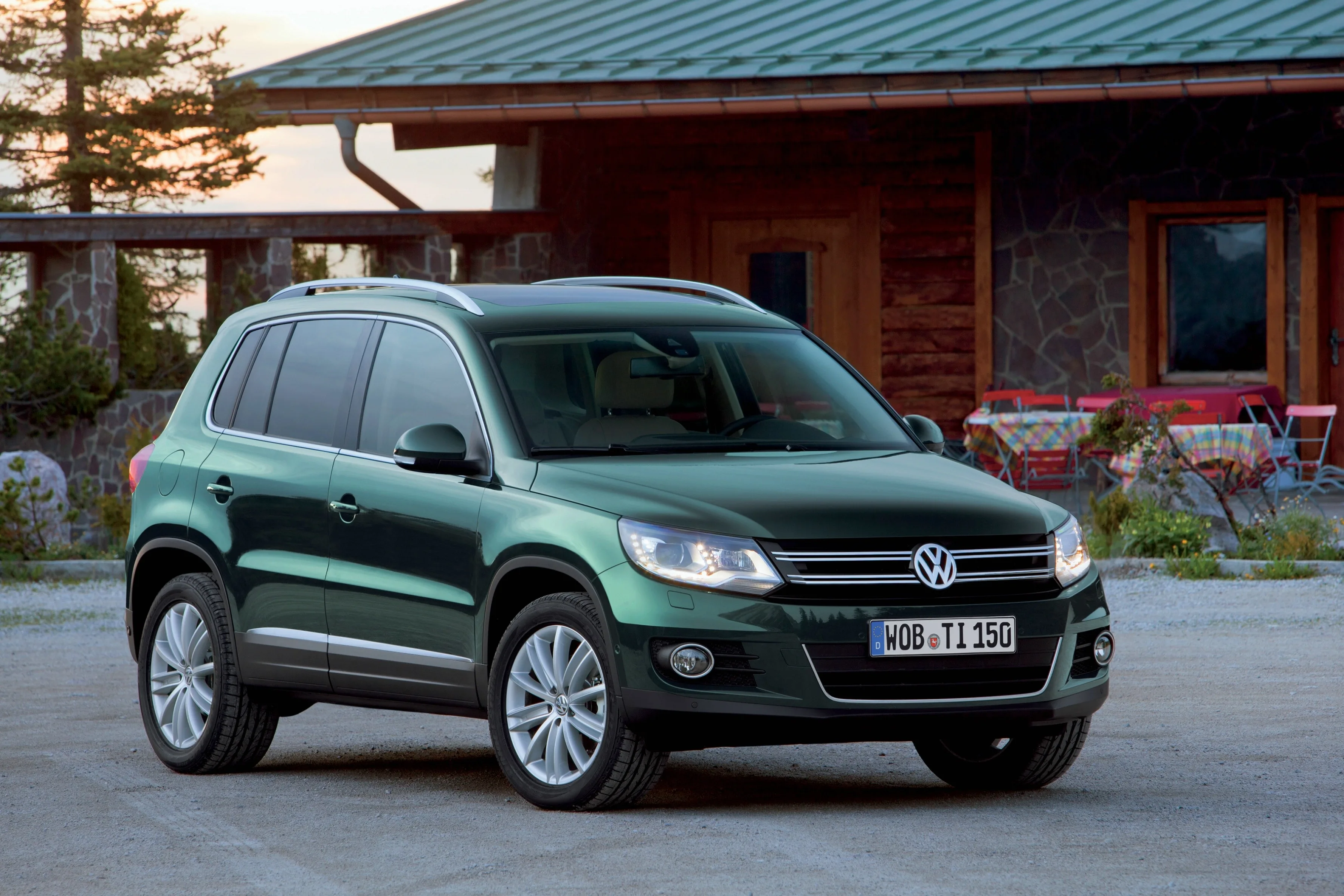 VOLKSWAGEN-Tiguan-4339_50-1.jpg