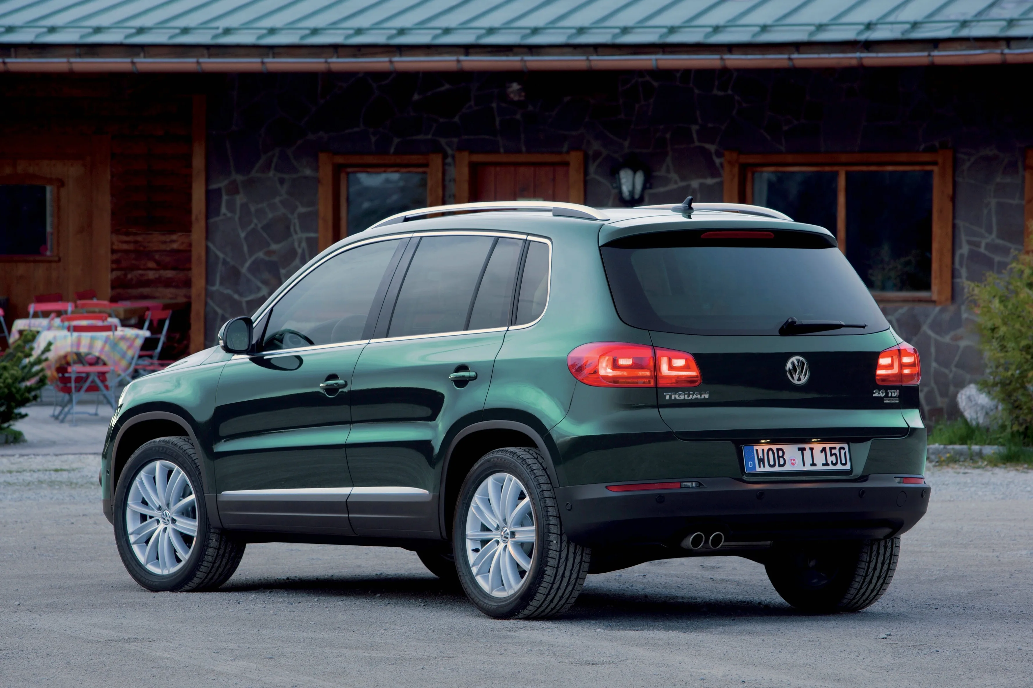 VOLKSWAGEN-Tiguan-4339_51-1.jpg