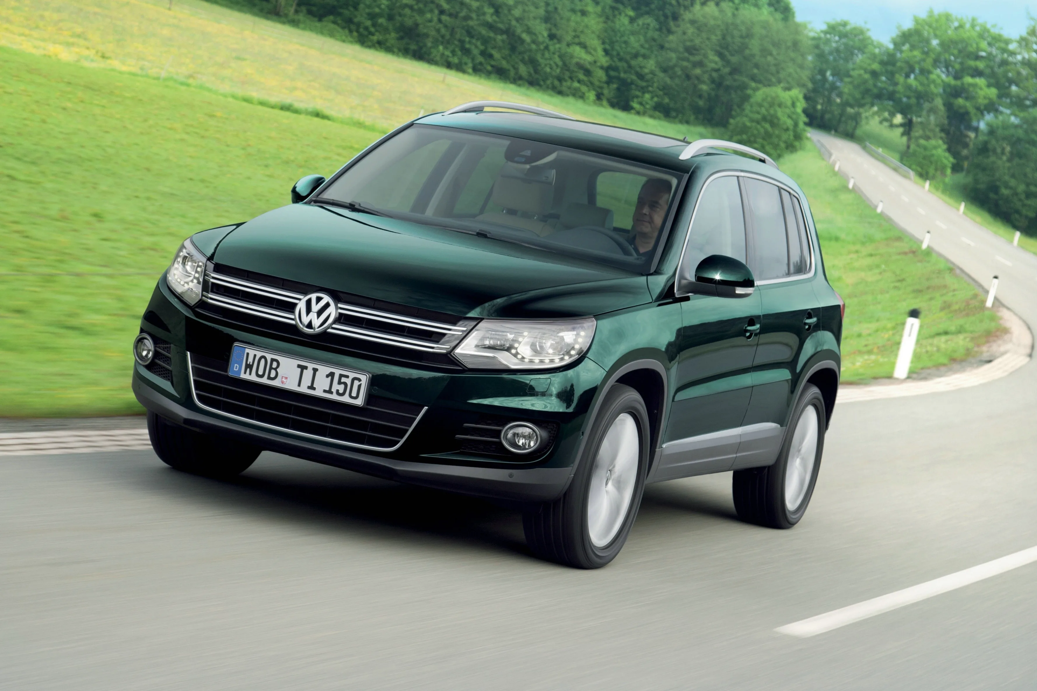 VOLKSWAGEN-Tiguan-4339_54.jpg