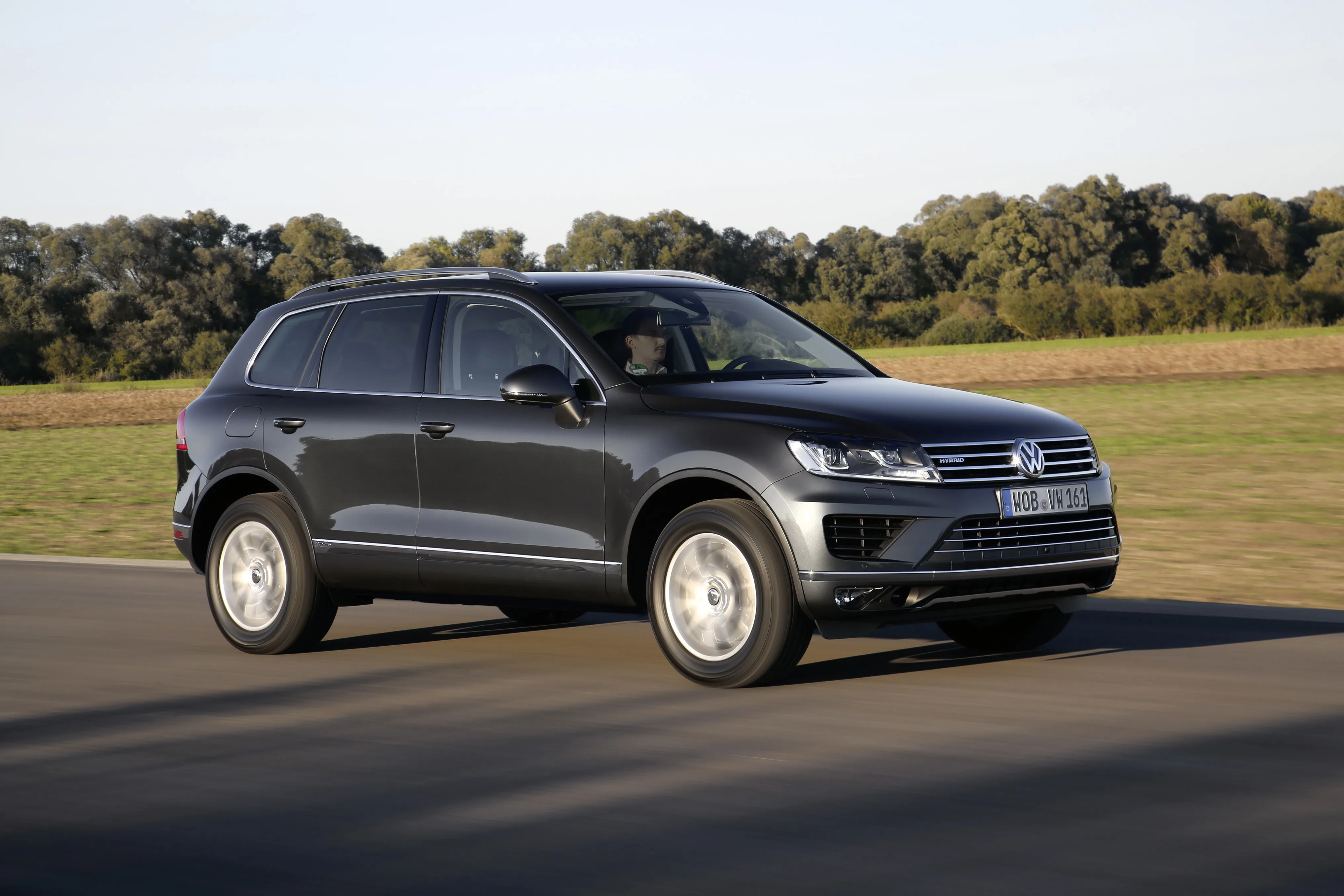 VOLKSWAGEN-Touareg-5281_41-2.jpg