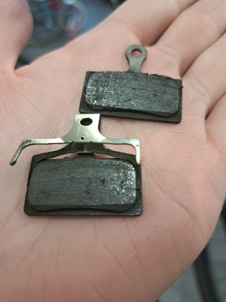 Poradnik: Jak rozpoznać zużycie klocków hamulcowych?