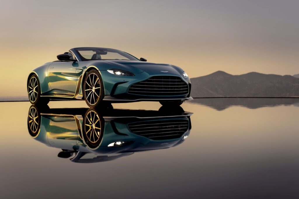 ASTON MARTIN V12 Vantage Roadster  2022-Present