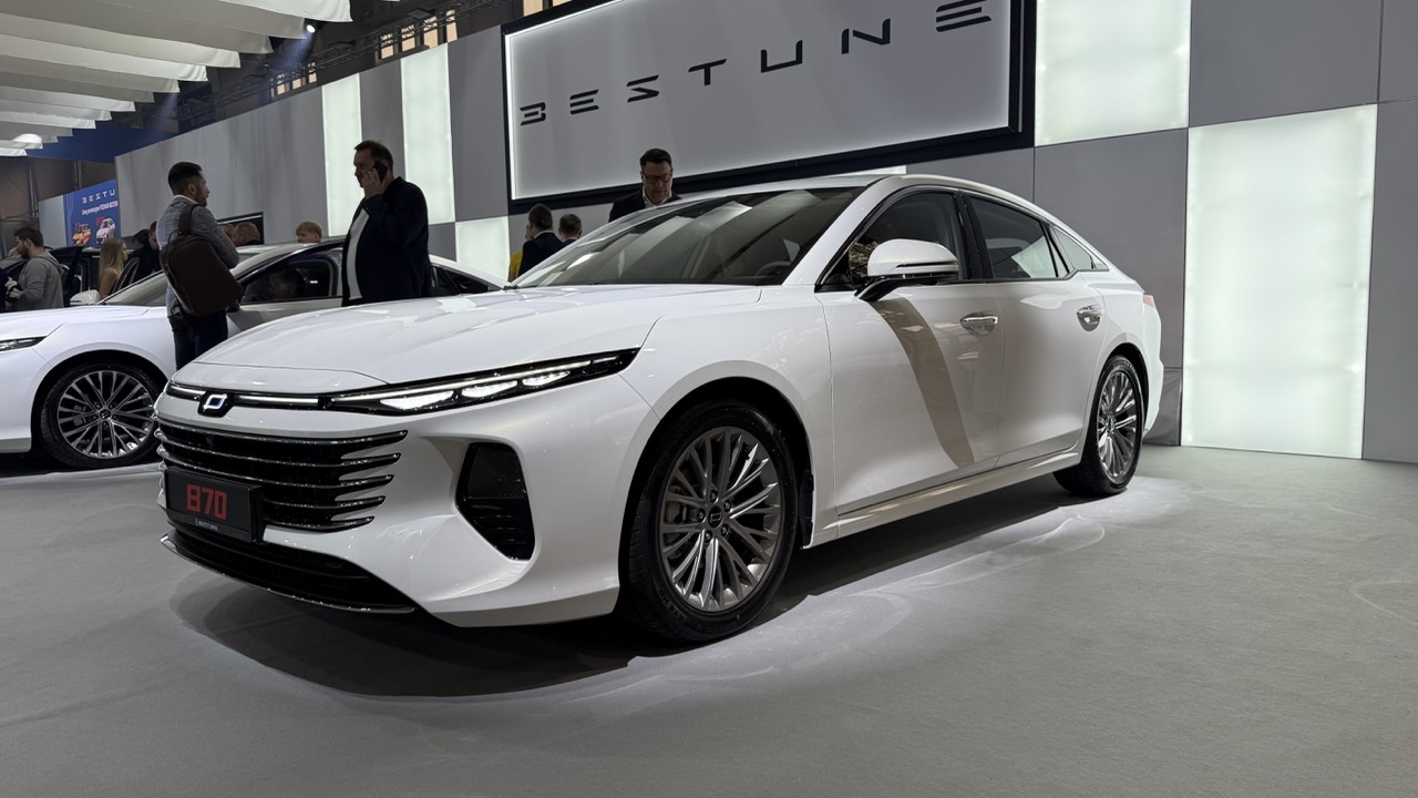 Bestune B70 z Chin: Duży liftback