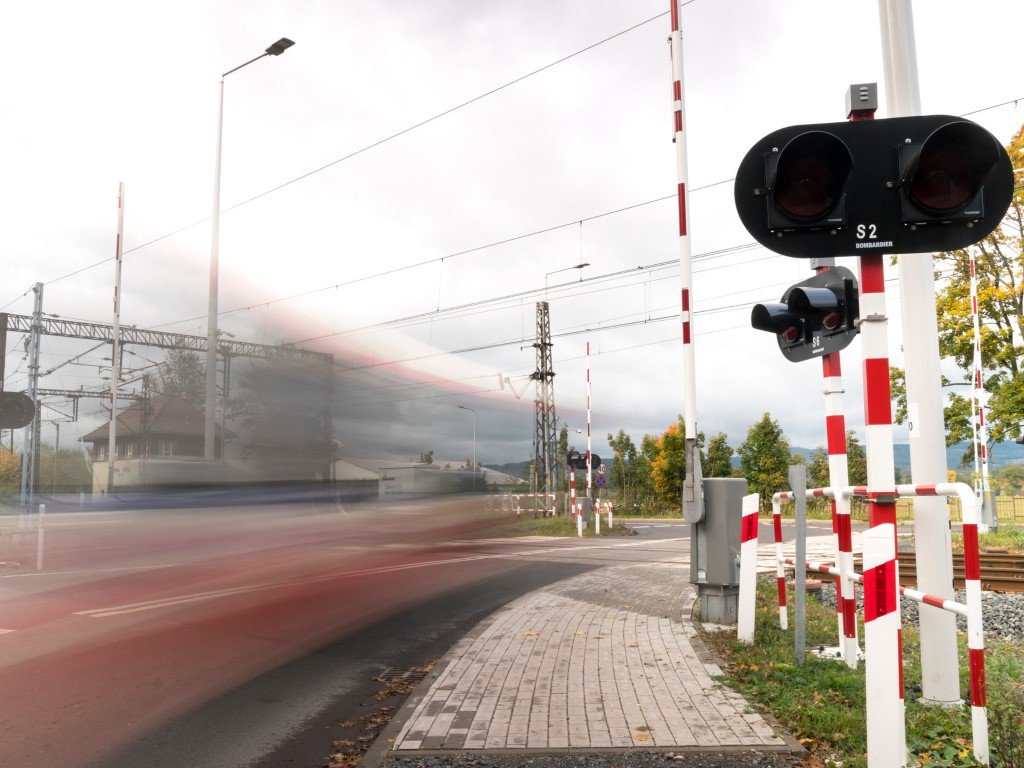 Jak żółta naklejka na przejazdach kolejowych może uratować życie kierowców?