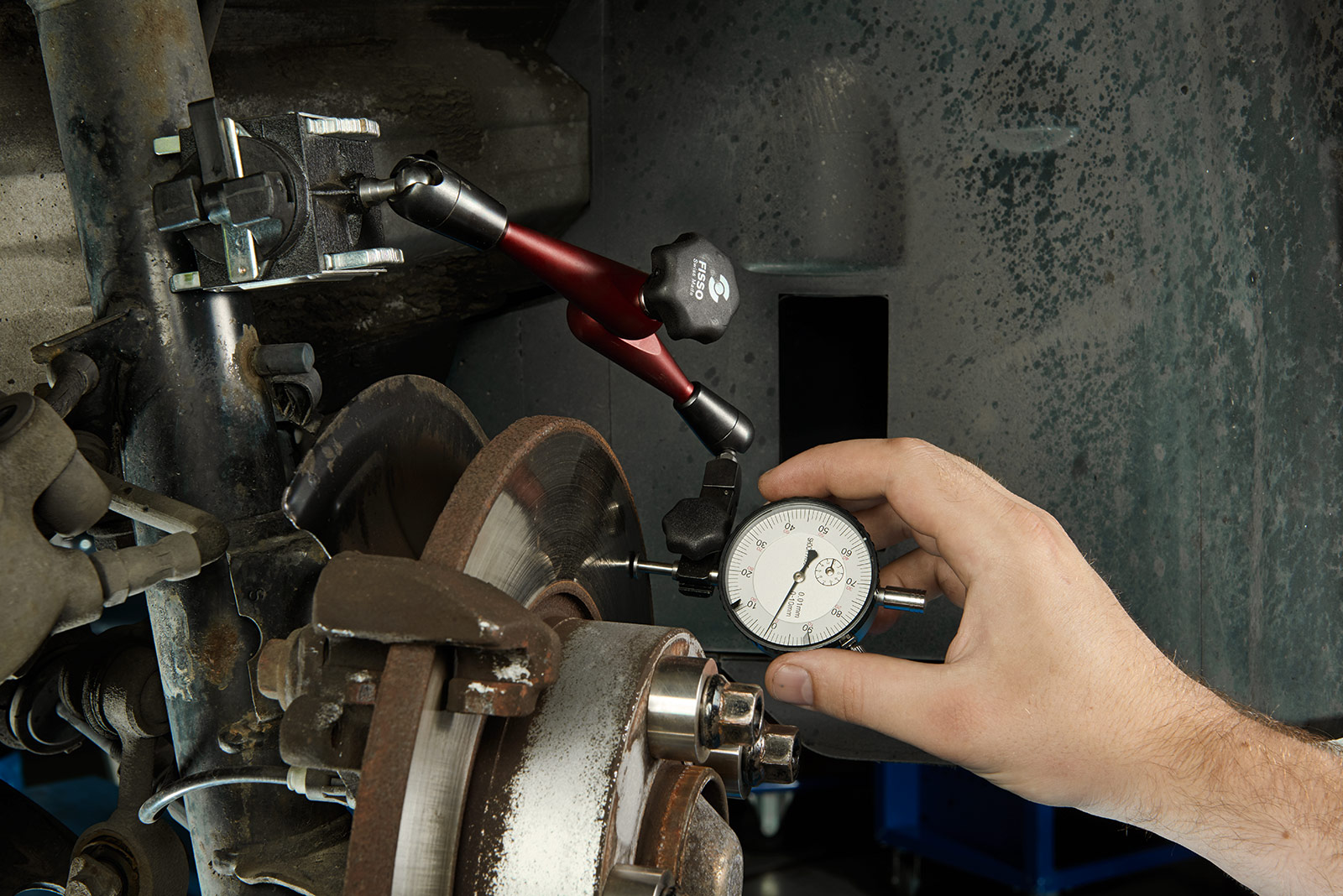 Drżenie kierownicy podczas jazdy: co je powoduje i jak temu zaradzić?