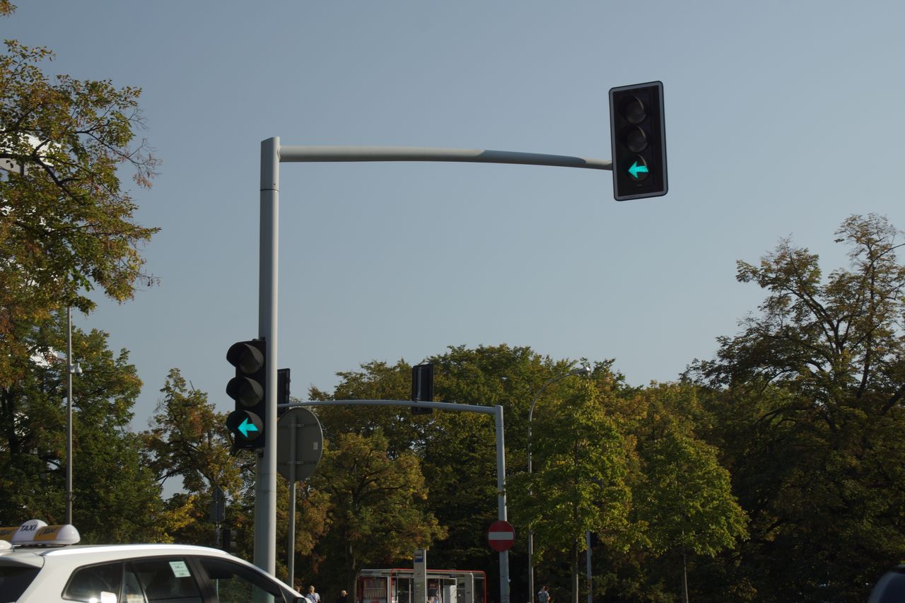 Zielona strzałka a zawracanie: Jak nie wpaść w pułapkę przepisów drogowych?