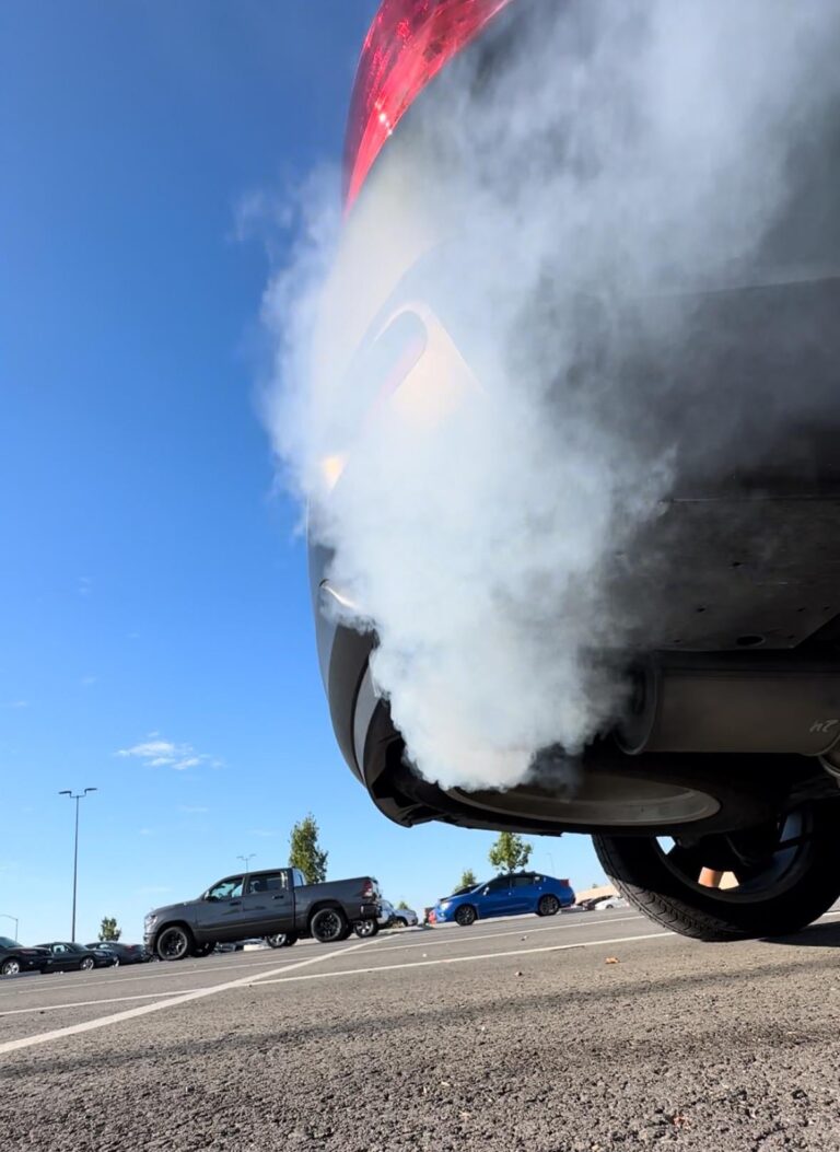 Dlaczego auto kopci na niebiesko?