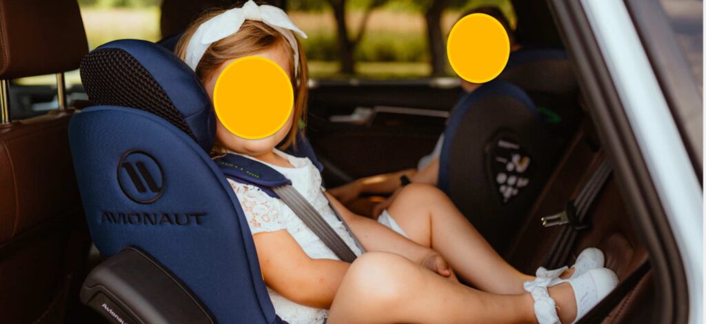 Bezpieczne czy rozsądne? Kontrowersje wokół fotelików RWF dla dzieci w samochodach