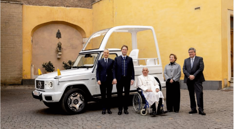 Elektryczny papamobile papieża Franciszka: nowa era w Watykanie