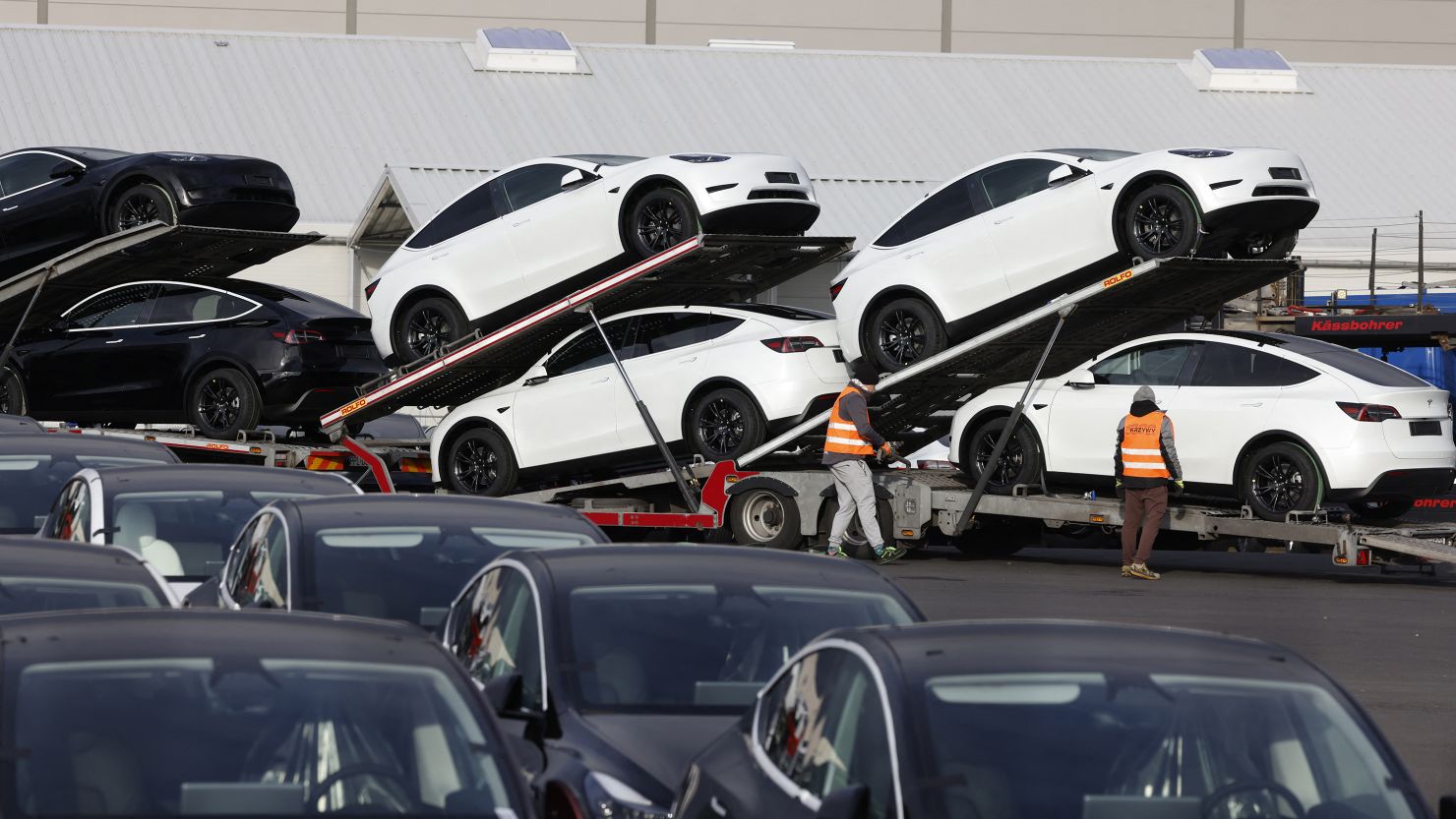 Elon Musk w tarapatach: Jak polityka wpływa na spadki sprzedaży Tesli i wizerunek marki