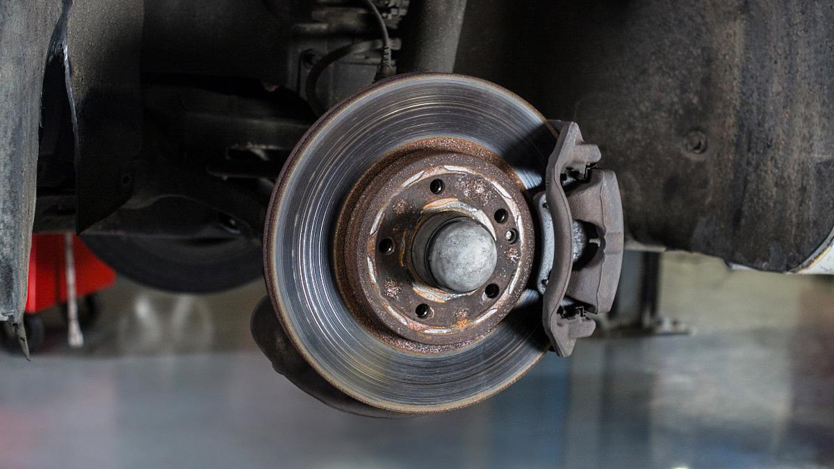 Jak samodzielnie ocenić stan hamulców w samochodzie: praktyczny przewodnik dla kierowców