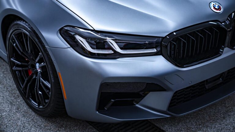 Jak dbać o lakier samochodowy?