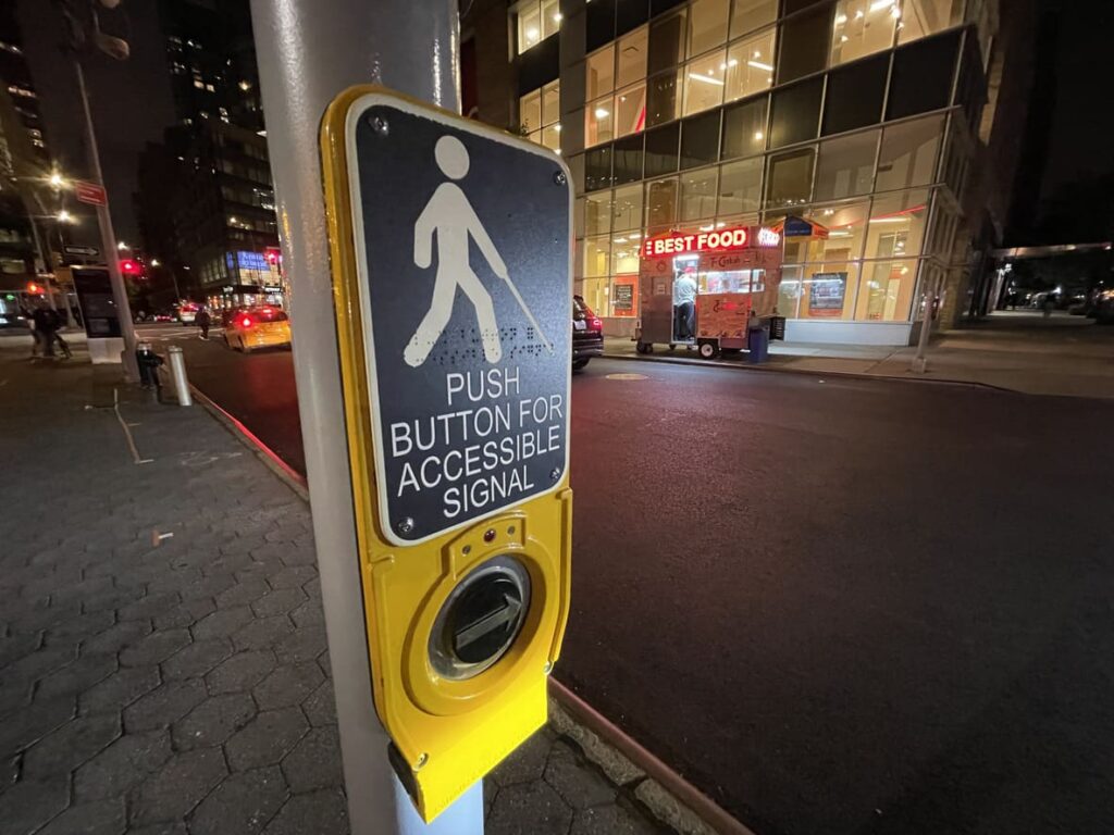 Cztery kropki na drodze – tajemnice nietypowego znaku ostrzegawczego dla kierowców