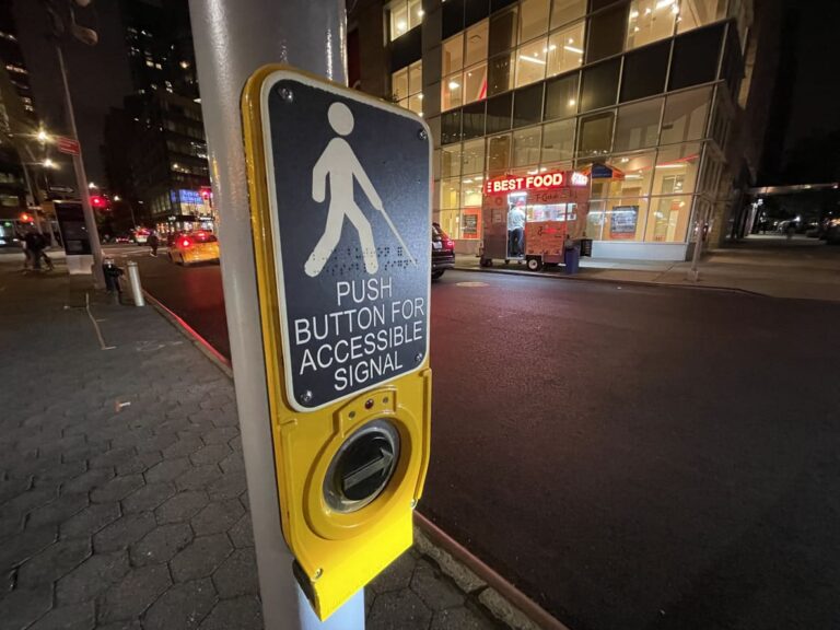 Cztery kropki na drodze – tajemnice nietypowego znaku ostrzegawczego dla kierowców