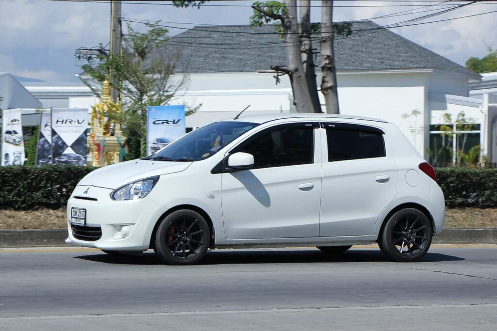 Mitsubishi wstrzymuje dostawy do USA: Przemiany na rynku motoryzacyjnym w obliczu taryf Trumpa