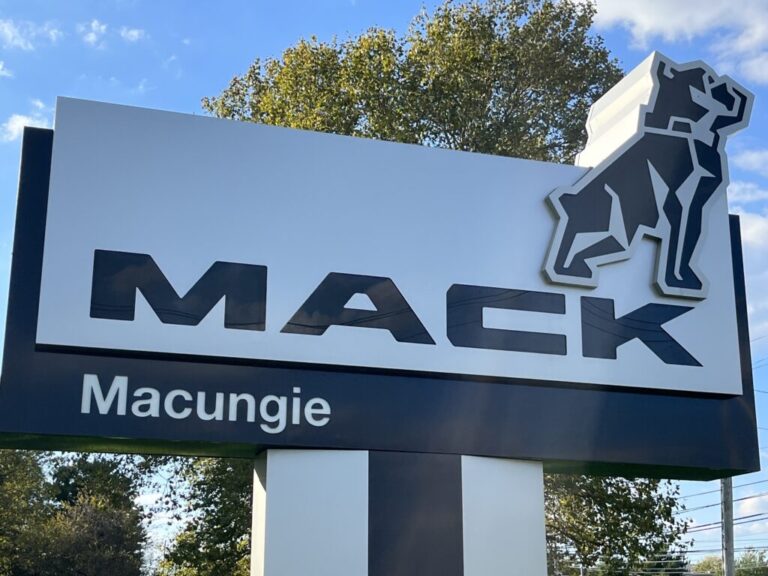 Cios w sektor transportowy: Mack Trucks ogłasza zwolnienia w wyniku polityki taryfowej
