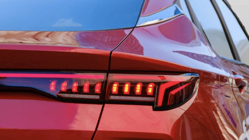 Chińska marka JAC wprowadza na rynek nietypowego sedana J7 Plus