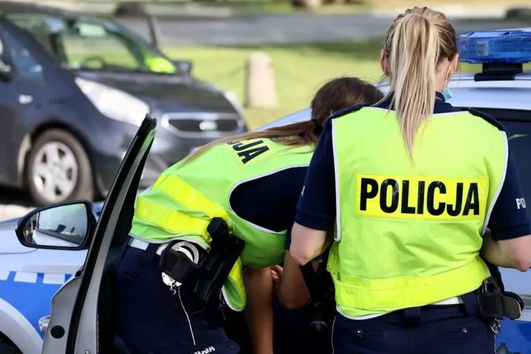 Jakie są zasady policyjnych kontroli drogowych? Przewodnik dla kierowców