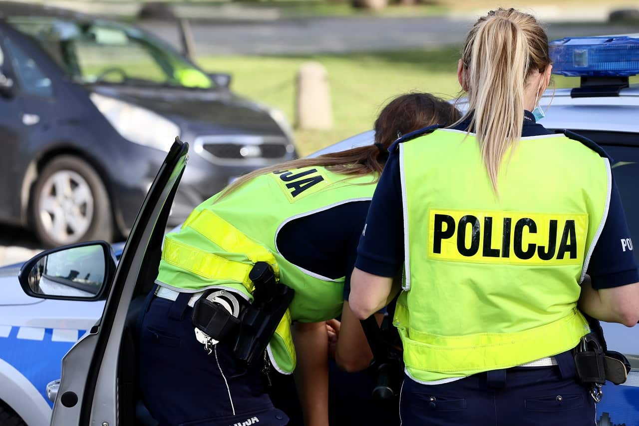 Jakie są zasady policyjnych kontroli drogowych? Przewodnik dla kierowców
