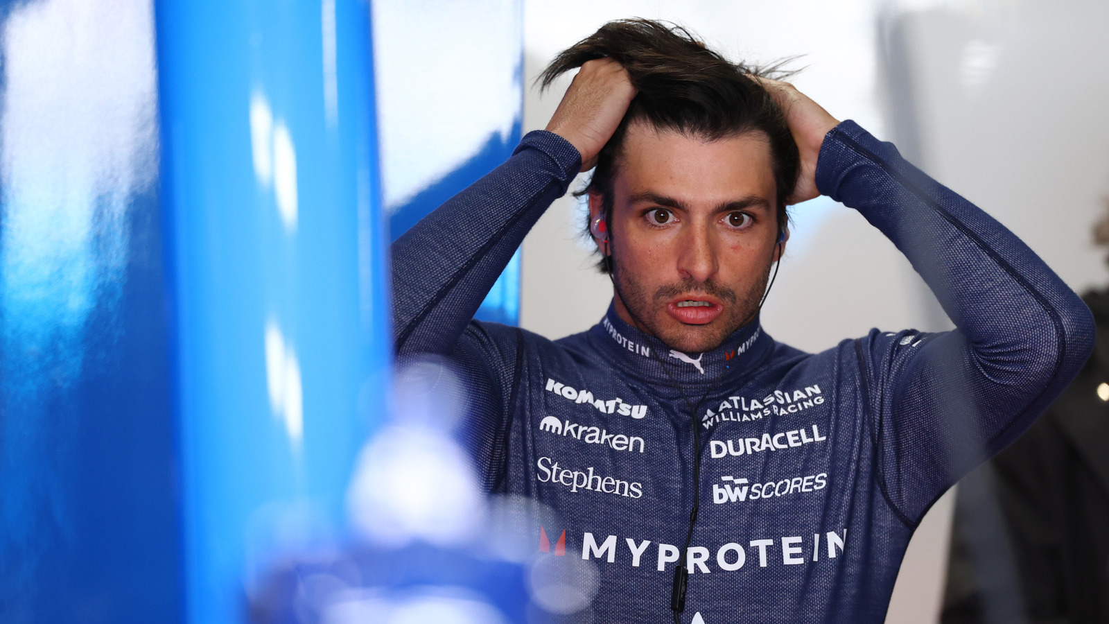 Carlos Sainz pod ostrzałem FIA: kontrowersyjna kara za spóźnienie na hymn i jego niepokorna reakcja