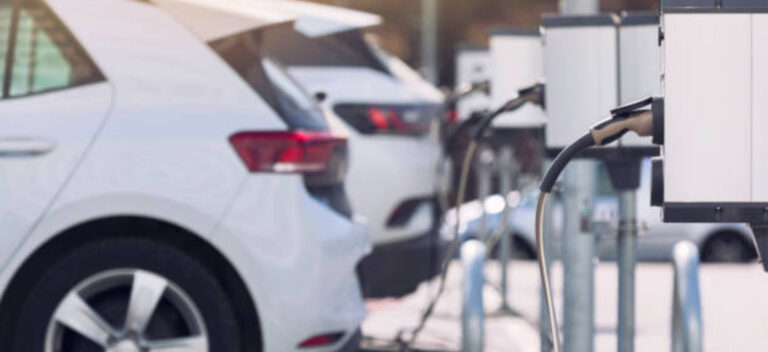 Emeryt z Wielkiej Brytanii walczy o zwrot 5 tys. zł za błędne ładowanie elektryka w Hiszpanii