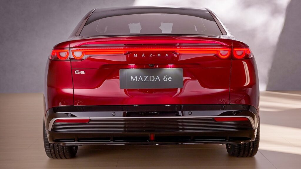 Mazda 6e: Elektryczny powrót legendy motoryzacji z atrakcyjną ceną na polskim rynku