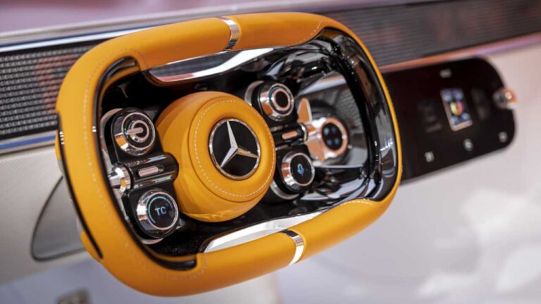 Mercedes-Benz wprowadza nową jakość jazdy: yoke i steer-by-wire w odświeżonym EQS
