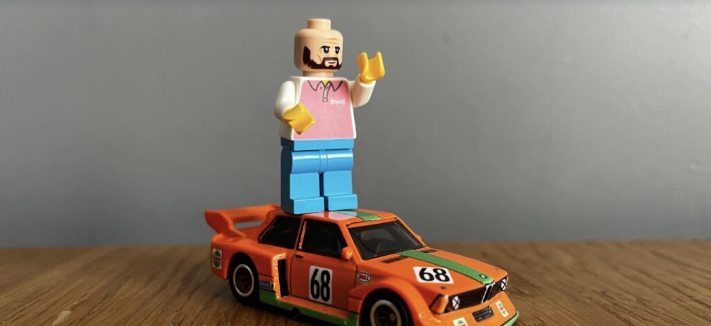 Szokująca jazda po Warszawie: mężczyzna na dachu samochodu i surrealistyczne zakończenie interwencji