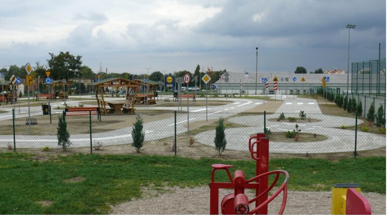 Zasady jazdy rowerem po drogach: co musisz wiedzieć o karcie rowerowej i przepisach ruchu drogowego