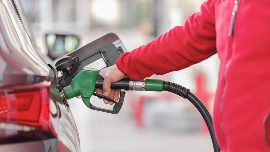 Świąteczne podróże tańsze dzięki spadkowi cen paliw w Polsce