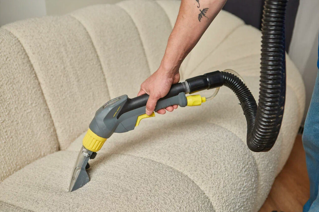 Przewodnik po czyszczeniu tapicerki samochodowej: domowe metody na odświeżenie wnętrza auta