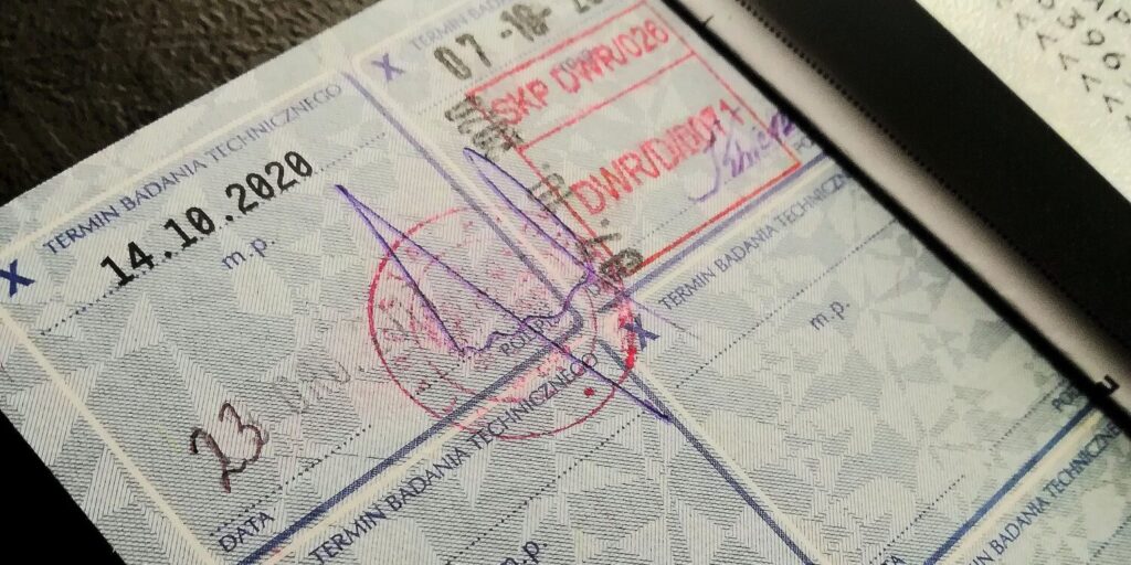 Nowe przepisy dotyczące badań technicznych samochodów: Podwyżki opłat i bonusy dla kierowców w 2026 roku