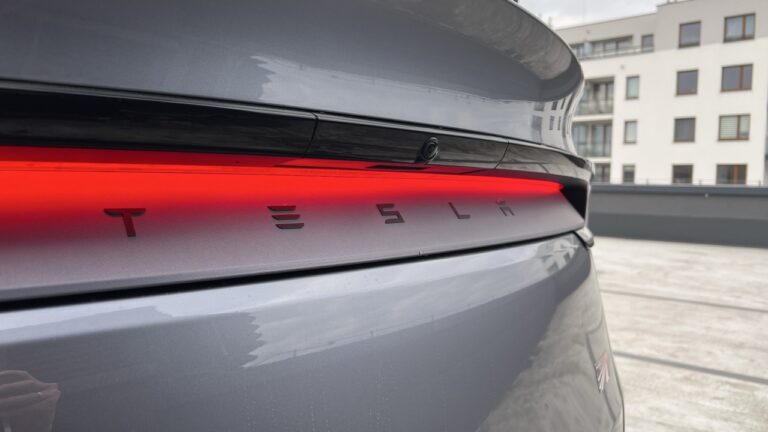 Nowa Tesla na horyzoncie: czy przystępność cenowa uratuje markę Elona Muska?
