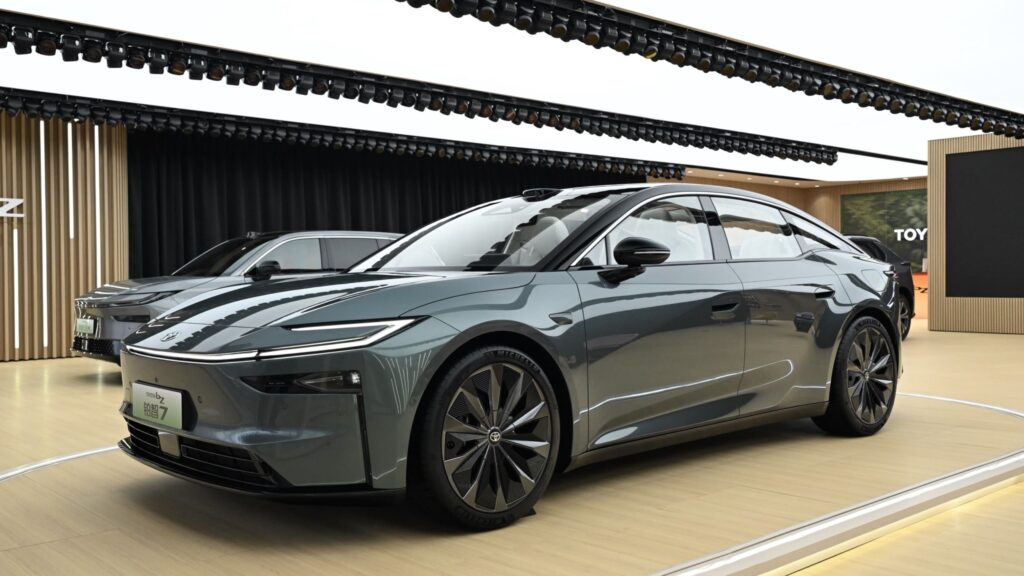 Elektryczny sedan Toyota bZ7: Nowa era komfortu i technologii